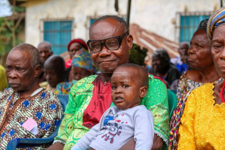 Foto de Aluu, Port Harcourt, Nigeria - 10 de agosto de 2021: Personas mayores africanas esperando en una cola para recibir atención médica y atención en una comunidad rural - Imagen libre de derechos