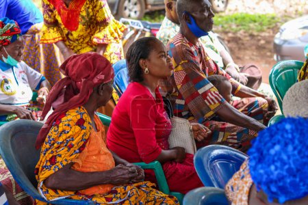 Téléchargez les photos : Aluu, Port Harcourt, Nigéria - 10 août 2021 : Les personnes âgées africaines en attente de soins médicaux et d'attention dans une communauté rurale - en image libre de droit