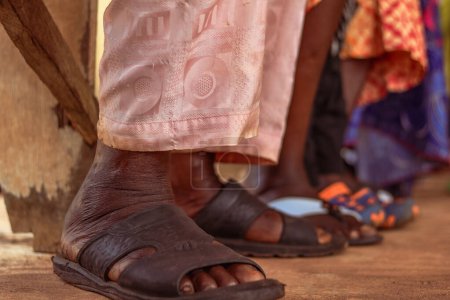 Téléchargez les photos : Gros plan des pieds de l'homme africain - en image libre de droit