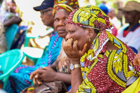Téléchargez les photos : Abuja, Nigéria - 26 juillet 2021 : Sensibilisation de la communauté à la Covid 19, Santé et hygiène de l'eau des villages autochtones d'Afrique. Réunion de campagne électorale. Programme de sensibilisation au cancer et autonomisation - en image libre de droit