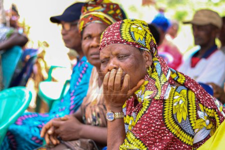 Foto de Abuja, Nigeria - 26 de julio de 2021: Sensibilización comunitaria sobre Covid 19, Salud e Higiene del Agua de las Aldeas Indígenas de África. Reunión de campaña electoral. Programa de Concientización y Empoderamiento del Cáncer - Imagen libre de derechos