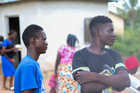 Foto de Aluu, Port Harcourt, Nigeria - 10 de agosto de 2021: Los africanos esperan en una cola para recibir atención médica y atención en una comunidad rural - Imagen libre de derechos