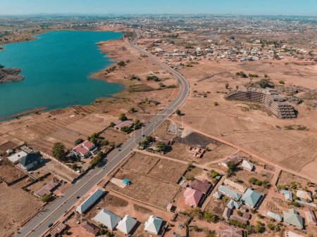 Téléchargez les photos : Établissement Drone Shot of an African Highway in a City Centre. Lac naturel dans une ville - en image libre de droit