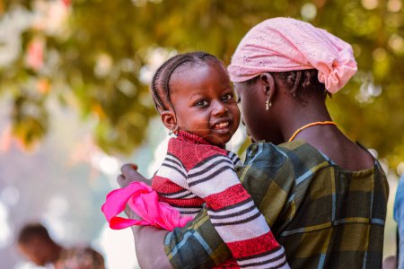 Foto de Jos, Nigeria - 20 de enero de 2023: Retrato de un niño africano con madre. Momentos francos al azar con niños africanos. - Imagen libre de derechos