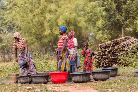 Téléchargez les photos : Abaji, FCT Abuja - 20 janvier 2023 : Une Africaine récupère de l'eau d'un puits creusé à la main dans une communauté rurale. - en image libre de droit