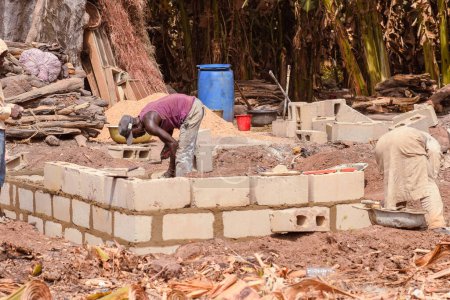 Téléchargez les photos : Abaji, FCT Abuja - 20 janvier 2023 : Bâtiment Construction d'un appartement de 3 chambres dans une communauté rurale. Des bricoleurs travaillant sur un chantier. - en image libre de droit