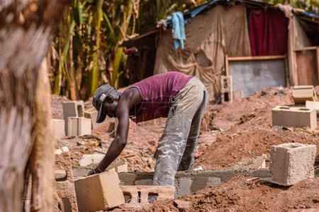 Foto de Abaji, FCT Abuja - 20 de enero de 2023: Construcción de un apartamento de 3 dormitorios en una comunidad rural. Artesanos trabajando en una obra de construcción. - Imagen libre de derechos