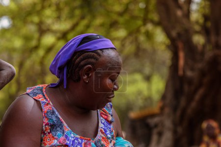 Téléchargez les photos : Opialu, État de Benue, Nigéria - 6 mars 2021 : Une femme africaine travailleuse engagée dans son activité dans sa communauté - en image libre de droit