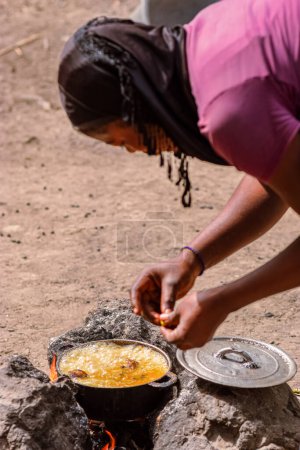 Foto de Abaji, FCT Abuja - 20 de enero de 2023: Mujer africana cocinando para su familia - Imagen libre de derechos