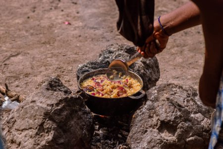 Téléchargez les photos : African Woman Cuisine pour sa famille dans la rue - en image libre de droit
