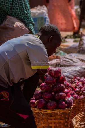 Foto de Abuja, Nigeria - 20 de enero de 2023: Comprar y vender en un mercado africano. Mercado de alimentos comestibles y perecederos en Nigeria. Personas que se relacionan en el mercado - Imagen libre de derechos