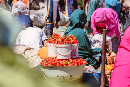 Foto de Abuja, Nigeria - 20 de enero de 2023: Comprar y vender en un mercado africano. Mercado de alimentos comestibles y perecederos en Nigeria. Personas que se relacionan en el mercado - Imagen libre de derechos