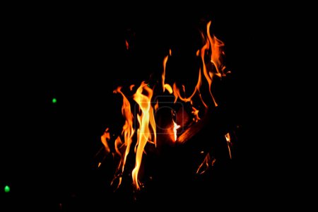 Téléchargez les photos : Flamme de feu sur fond noir - en image libre de droit