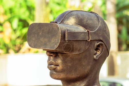 Téléchargez les photos : Abuja, Nigéria - 1er avril 2023 : Réalité virtuelle en bronze Sculpture superposant un ciel bleu. L'avenir de l'intelligence artificielle est représenté dans l'expression artistique. Exposition d'art en Afrique. - en image libre de droit