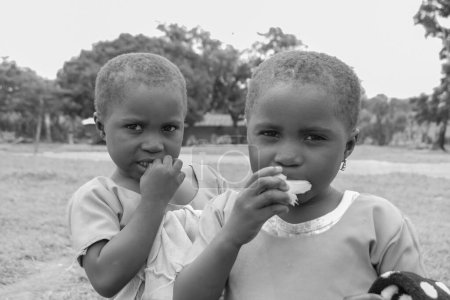 Téléchargez les photos : Opialu, État de Benue, Nigéria - 6 mars 2021 : Enfants africains dans un village - en image libre de droit