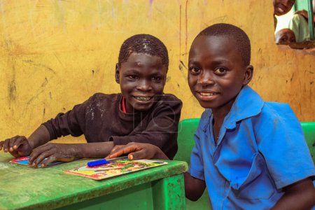 Téléchargez les photos : Abuja, Nigéria - 6 juin 2022 : Portrait d'un enfant africain apprenant dans une communauté rurale. Enfants africains souriants portant l'uniforme scolaire dans une salle de classe. Enseignement primaire dans les villages africains. - en image libre de droit