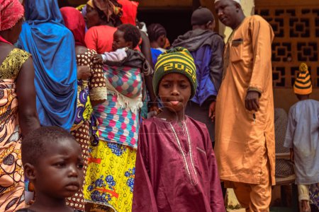 Foto de Plateau State, Nigeria - 5 de junio de 2022: Retrato de un niño africano. Momentos sinceros al azar con el niño Fulani africano. - Imagen libre de derechos