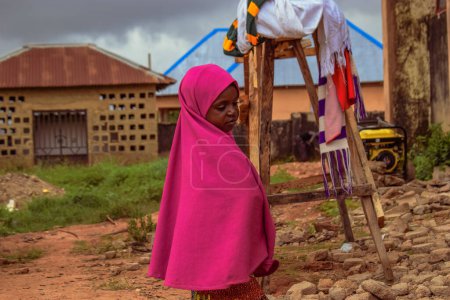 Téléchargez les photos : État du Plateau, Nigéria - 5 juin 2022 : Portrait d'un enfant africain. Moments Candides Aléatoires avec Enfant Africain Extérieur - en image libre de droit