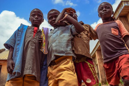 Téléchargez les photos : État du Plateau, Nigéria - 6 octobre 2022 : Les enfants africains passent un bon moment. Dingo moments avec les enfants africains locaux en plein air sous un environnement ensoleillé ciel bleu. - en image libre de droit