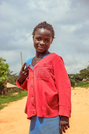 Téléchargez les photos : État du Plateau, Nigéria - 5 juin 2022 : Portrait d'un enfant africain. Moments Candides Aléatoires avec Enfant Africain Extérieur - en image libre de droit