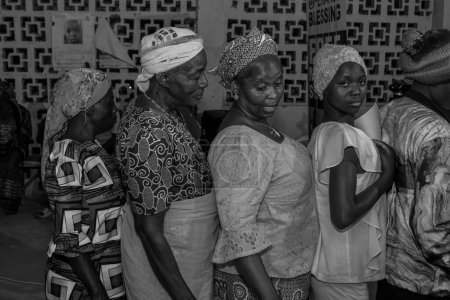 Foto de Bauchi, Plateau State - 10 de junio de 2022: Africanos haciendo cola y esperando atención médica gratuita en una comunidad rural. La gente se registra para votar en las elecciones. Ejercicio de campaña política - Imagen libre de derechos