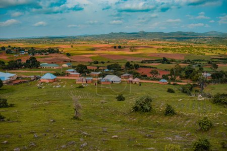 Téléchargez les photos : Paysage d'un beau paysage de campagne par un après-midi ensoleillé dans une Afrique - en image libre de droit