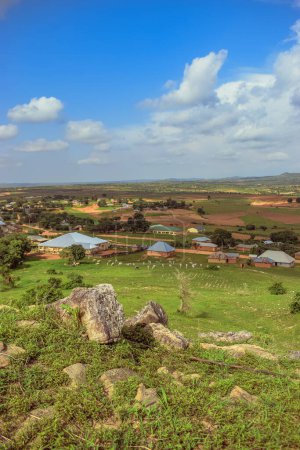 Téléchargez les photos : Paysage d'un beau paysage de campagne par un après-midi ensoleillé dans une Afrique - en image libre de droit