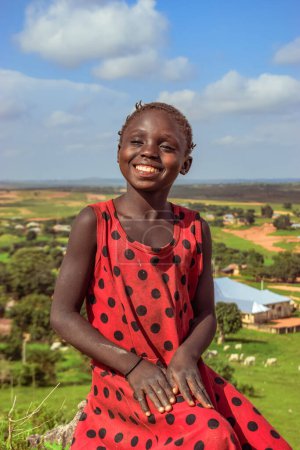 Téléchargez les photos : État du Plateau, Nigéria - 5 juin 2022 : Portrait d'un enfant africain. Moments de franchise aléatoires avec enfant africain en plein air sur un ciel bleu ensoleillé. - en image libre de droit