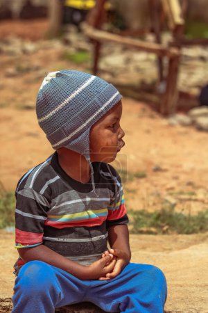 Foto de Plateau State, Nigeria - 5 de junio de 2022: Retrato de un niño africano. Momentos sinceros al azar con el niño Fulani africano. - Imagen libre de derechos