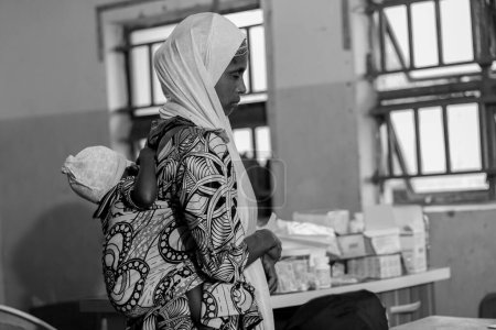 Foto de Abuja, Nigeria - 19 de junio de 2022: Mujer africana que necesita ayuda médica y humanitaria. Mala higiene del agua en las comunidades rurales - Imagen libre de derechos