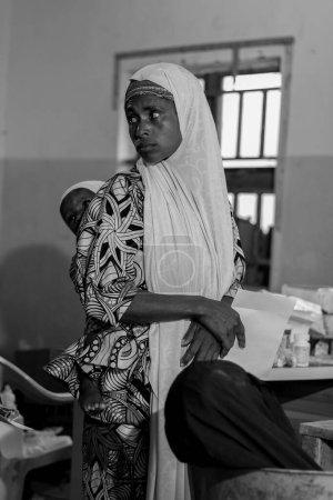 Foto de Abuja, Nigeria - 19 de junio de 2022: Mujer africana que necesita ayuda médica y humanitaria. Mala higiene del agua en las comunidades rurales - Imagen libre de derechos