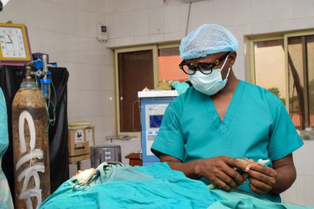 Foto de Abuja, Nigeria - 06 de mayo de 2021: Cirujano plástico africano y miembros del equipo realizan un procedimiento quirúrgico en un teatro médico - Imagen libre de derechos