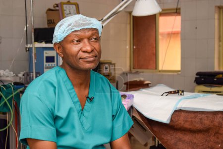 Téléchargez les photos : Karara, État de Nasarawa - 5 mai 2021 : Un médecin africain interrogé par une équipe de médias dans un théâtre chirurgical - en image libre de droit