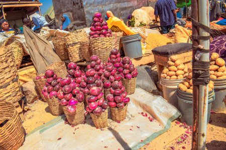 Foto de Abuja, Nigeria - 8 de octubre de 2022: Comprar y vender en un mercado africano. Mercado de alimentos comestibles y perecederos en Nigeria - Imagen libre de derechos