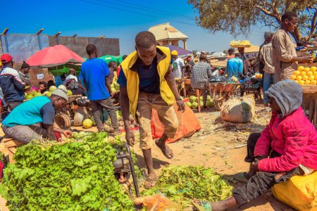 Téléchargez les photos : Abuja, Nigéria - 8 octobre 2022 : Acheter et vendre sur un marché africain. Marché alimentaire comestible et périssable au Nigeria - en image libre de droit