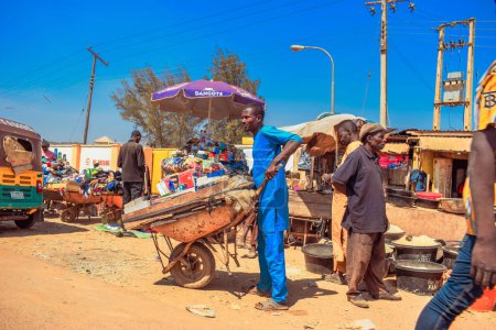 Foto de Abuja, Nigeria - 8 de octubre de 2022: Comprar y vender en un mercado africano. Mercado de alimentos comestibles y perecederos en Nigeria - Imagen libre de derechos