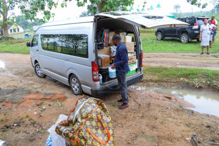 Foto de Lagos, Nigeria - 20 de octubre de 2021: 16 Seater Bus Packed Up for Medical Outreach. Lleno de medicamentos y equipo médico. Listo para irnos - Imagen libre de derechos