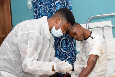 Téléchargez les photos : Abuja, Nigéria - 22 octobre 2021 : Scientifique de laboratoire africain effectuant un dépistage sanguin dans les communautés rurales. Don de sang. Génotype, test de bande. Test de Covid-19 ou d'hémoglobine. - en image libre de droit
