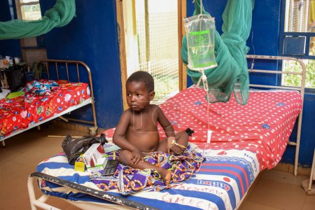 Téléchargez les photos : Ikeja, État de Lagos - 5 octobre 2021 : Portrait d'un enfant africain recevant des soins médicaux - en image libre de droit