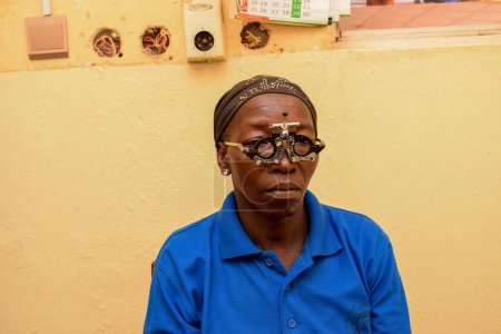 Foto de Abuja, Nigeria - 9 de agosto de 2021: Africanos diagnosticados de catarata en el ojo y preparados para cirugía - Imagen libre de derechos