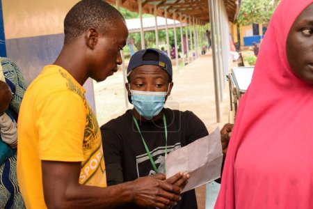 Téléchargez les photos : Abuja, Nigéria - 20 juin 2023 : Sensibilisation de la communauté à la Covid 19, Santé et hygiène de l'eau des villages autochtones d'Afrique. Réunion de campagne électorale. Programme de sensibilisation au cancer et autonomisation - en image libre de droit