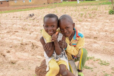 Téléchargez les photos : Lagos, Nigéria - 5 septembre 2021 : Portrait d'un enfant africain. Groupe de jeunes amis s'amuser avec un grand sourire - en image libre de droit