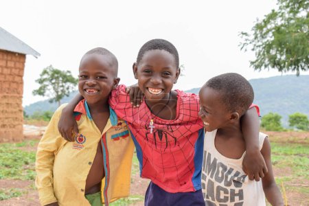 Téléchargez les photos : Lagos, Nigéria - 5 septembre 2021 : Portrait d'un enfant africain. Groupe de jeunes amis s'amuser avec un grand sourire - en image libre de droit