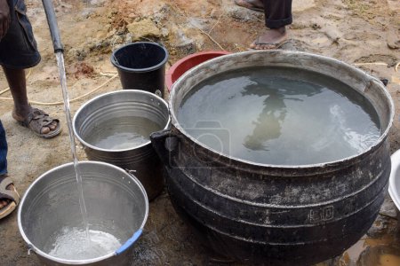 Téléchargez les photos : Abuja Nigeria - 02 septembre 2021 : Essai de pompage d'eau dans la Communauté rurale africaine. Essai de capacité de pompe de puits alésage. Mise en œuvre du projet d'eau potable rurale pour les communautés indigentes d'Afrique. - en image libre de droit
