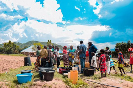 Téléchargez les photos : Abuja Nigeria - 02 septembre 2021 : Essai de pompage d'eau dans la Communauté rurale africaine. Essai de capacité de pompe de puits alésage. Mise en œuvre du projet d'eau potable rurale pour les communautés indigentes d'Afrique. - en image libre de droit
