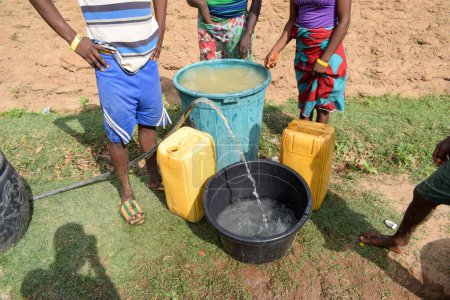Téléchargez les photos : Abuja Nigeria - 2 septembre 2021 : Essai de pompage de l'eau dans la Communauté rurale africaine. Essai de capacité de pompe de puits alésage. Mise en œuvre du projet d'eau potable rurale pour les communautés indigentes d'Afrique - en image libre de droit