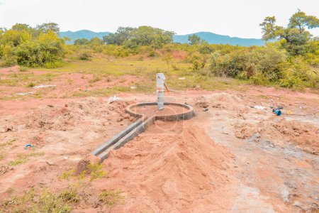 Téléchargez les photos : Jos East, État du Plateau, Nigéria - 12 mai 2021 : Groupe de personnes africaines travaillant à l'installation d'un puits d'eau de pompe à main. - en image libre de droit