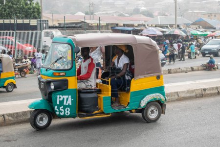 Foto de Jos, Plateau State - 18 de marzo de 2021: Keke Napep (Rickshaw) transporta viajeros por la carretera en Nigeria - Imagen libre de derechos