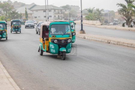 Téléchargez les photos : Jos, État du Plateau - 18 mars 2021 : Keke Napep (Rickshaw) transportant des navetteurs sur l'autoroute au Nigeria - en image libre de droit
