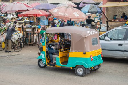 Foto de Jos, Plateau State - 18 de marzo de 2021: Keke Napep (Rickshaw) transporta viajeros por la carretera en Nigeria - Imagen libre de derechos